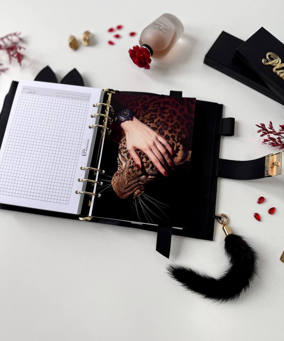 Carnet de notes A5 en cuir noir et or, motif chat classique. Couverture pour documents A4 et A5. Cuir mat noir très rare.
