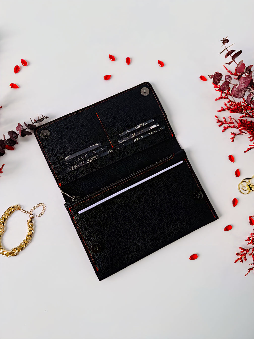 An exquisite and functional gift set for those who appreciate elegance and order.