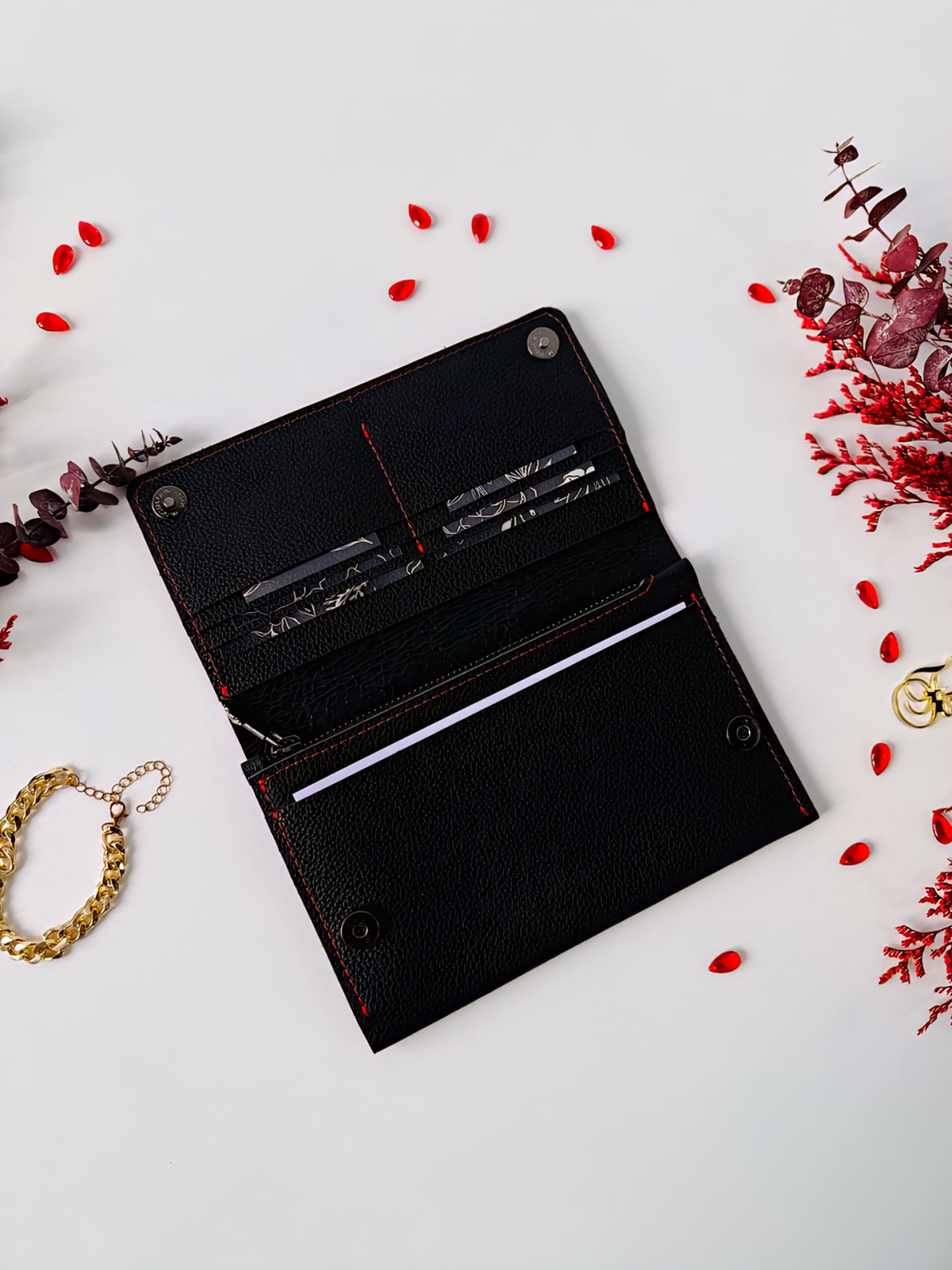 An exquisite and functional gift set for those who appreciate elegance and order.