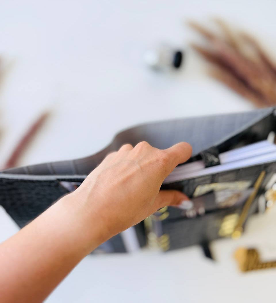 Γκρι δερμάτινο εξώφυλλο σημειωματάριου A5 για έγγραφα μεγέθους A4 και A5.