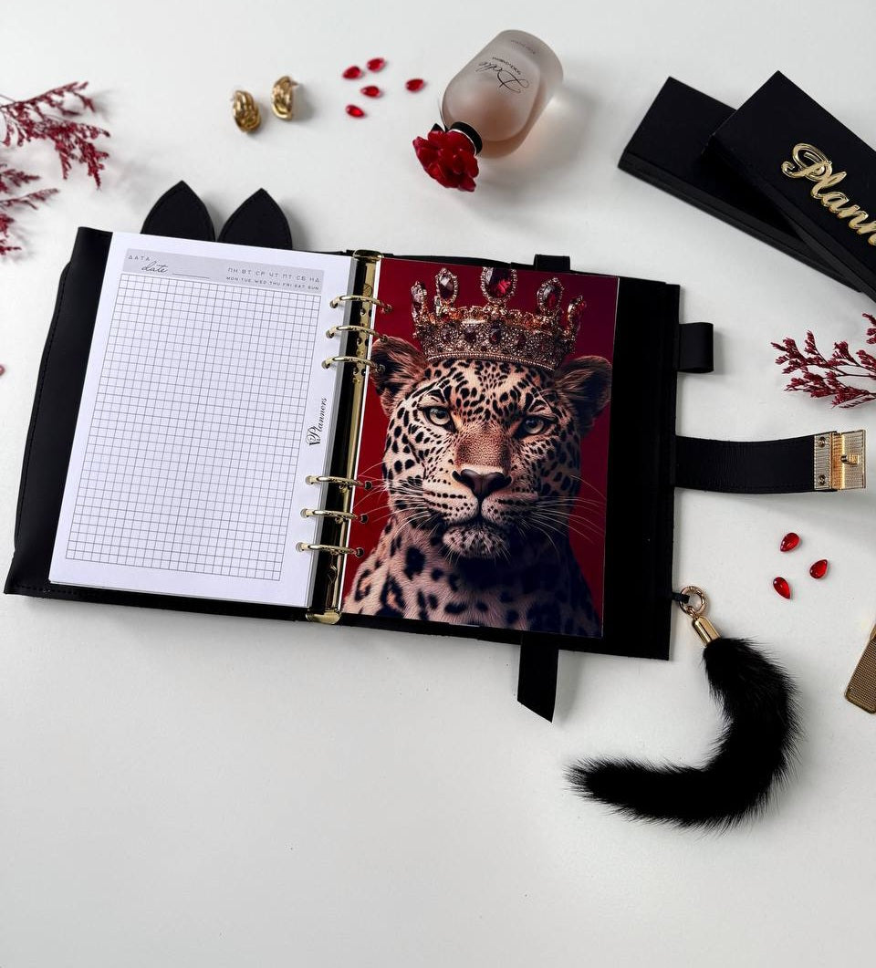 Carnet de notes A5 en cuir noir et or, motif chat classique. Couverture pour documents A4 et A5. Cuir mat noir très rare.