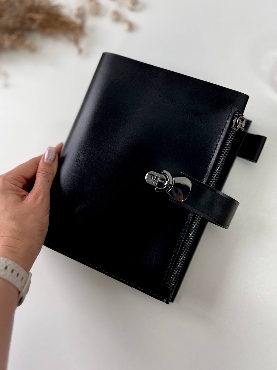 Black Natural Leather Planner A5 binder 6 rings, black classic leather notebook cover with binder 6 rings for documents format A4 and A5.