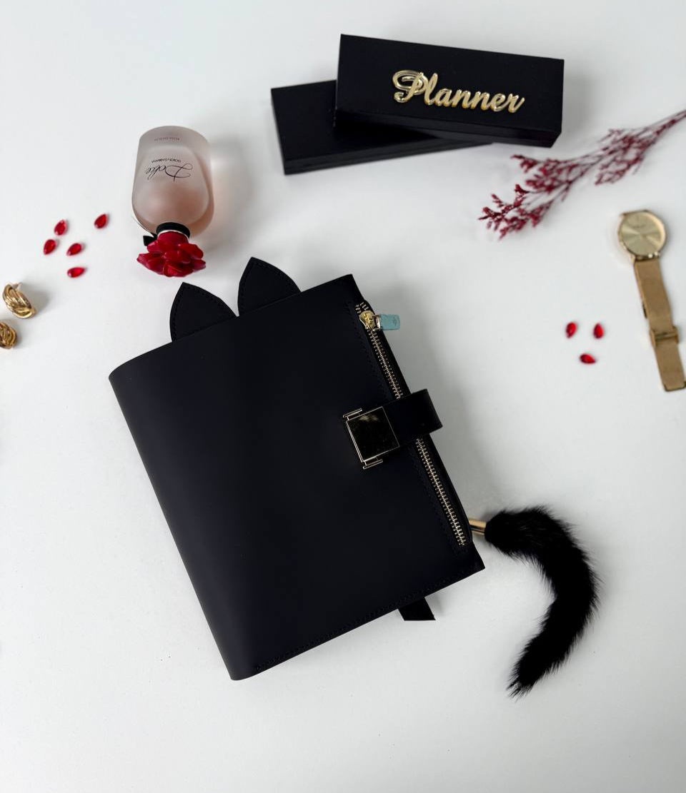 Carnet de notes A5 en cuir noir et or, motif chat classique. Couverture pour documents A4 et A5. Cuir mat noir très rare.