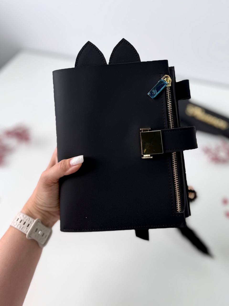 Carnet de notes A5 en cuir noir et or, motif chat classique. Couverture pour documents A4 et A5. Cuir mat noir très rare.